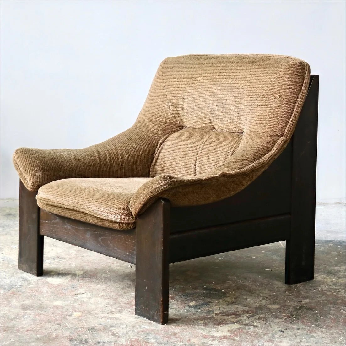 Fauteuil lounge brutaliste (1960) - Le Taudis